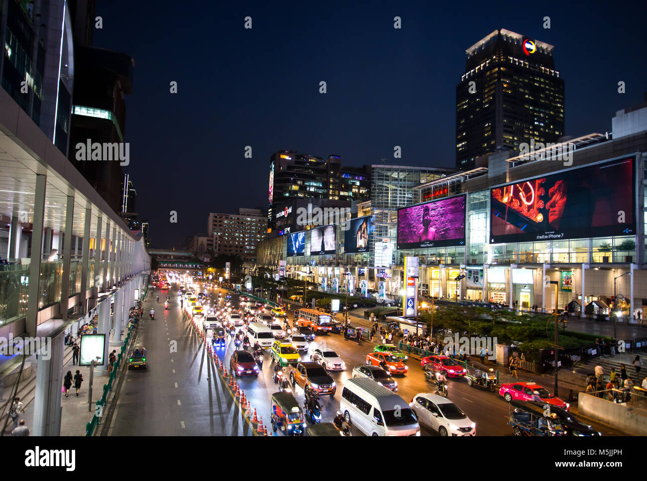 ANGKOK, Thailandia, Marzo 1, 2017 - Central World shopping mall di notte, Ratchaprasong intersezione, Bangkok, Thailandia Foto Stock