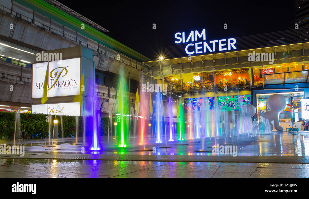 BANGKOK IN THAILANDIA MARZO 01, 2017 - fontane colorate in Piazza Siam fuori il Siam Paragon Shopping Centre Foto Stock