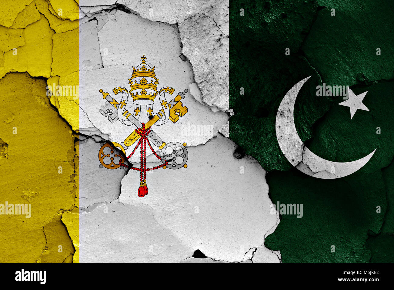 Bandiera del Vaticano e il Pakistan dipinta sulla parete incrinato Foto Stock