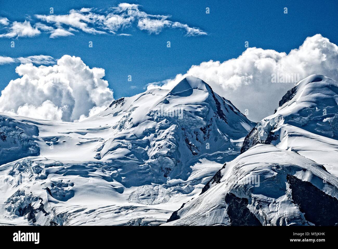 Tappi di ghiaccio sulle cime alpine fornitura i ghiacciai che discendono a valle Gornergletscher. Corries, crepacci e ghiaccio sono tutti ben rappresentati. Foto Stock