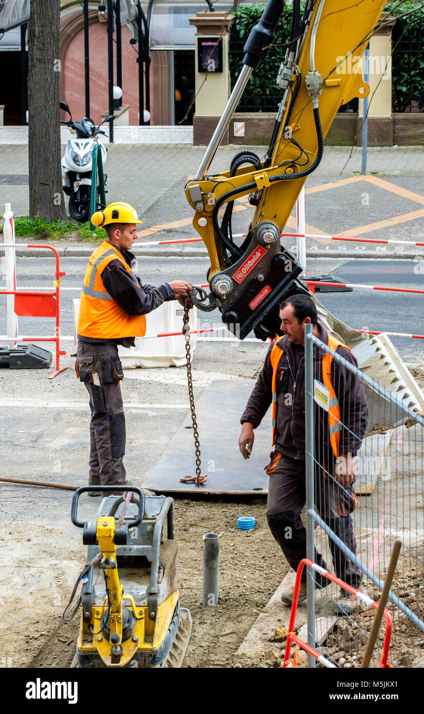 Ingegneria civile Strasburgo, 2 lavoratori, pala meccanica, piastra di vibrazione compattatore, opera urbanistica, Strasburgo, Alsazia, Francia, Europa Foto Stock