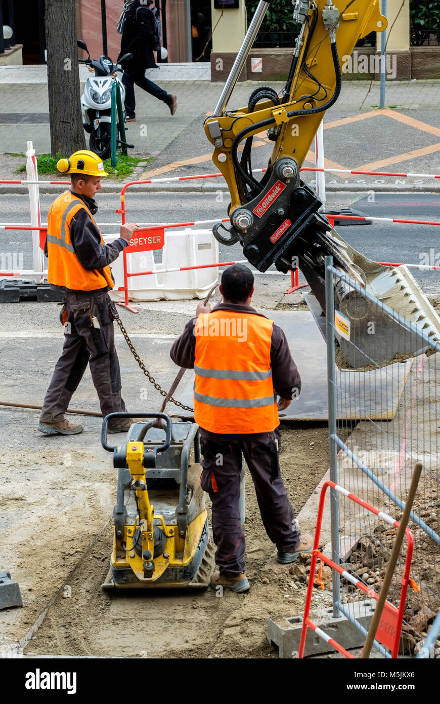Ingegneria civile Strasburgo, 2 lavoratori, pala meccanica, piastra di vibrazione compattatore, opera urbanistica, Strasburgo, Alsazia, Francia, Europa Foto Stock