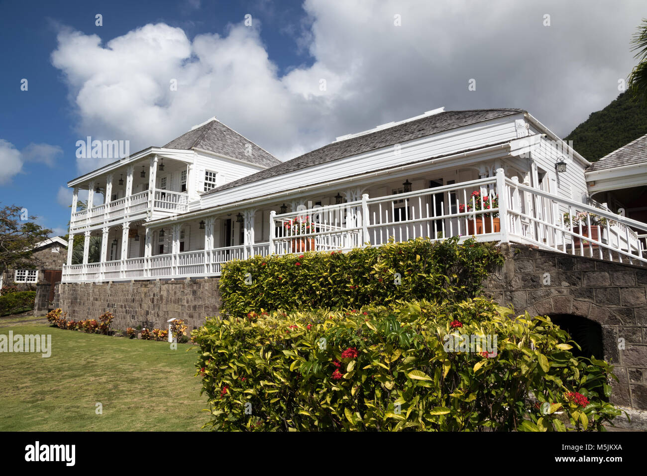 La veranda di Fairview Grande casa su St Kitts affacciato sul Giardino Botanico Foto Stock