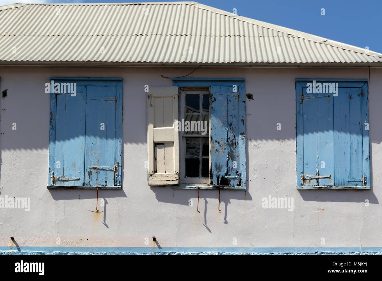 Persiane e finestre sulla proprietà immobiliare in Basseterre su Saint Kitts e Nevis Foto Stock