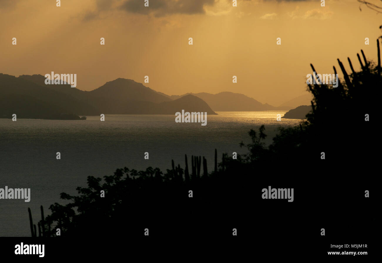 Il sole tramonta sull'isola di San Tommaso come si vede dall'isola di San Giovanni negli Stati Uniti Isole Vergini. Foto Stock