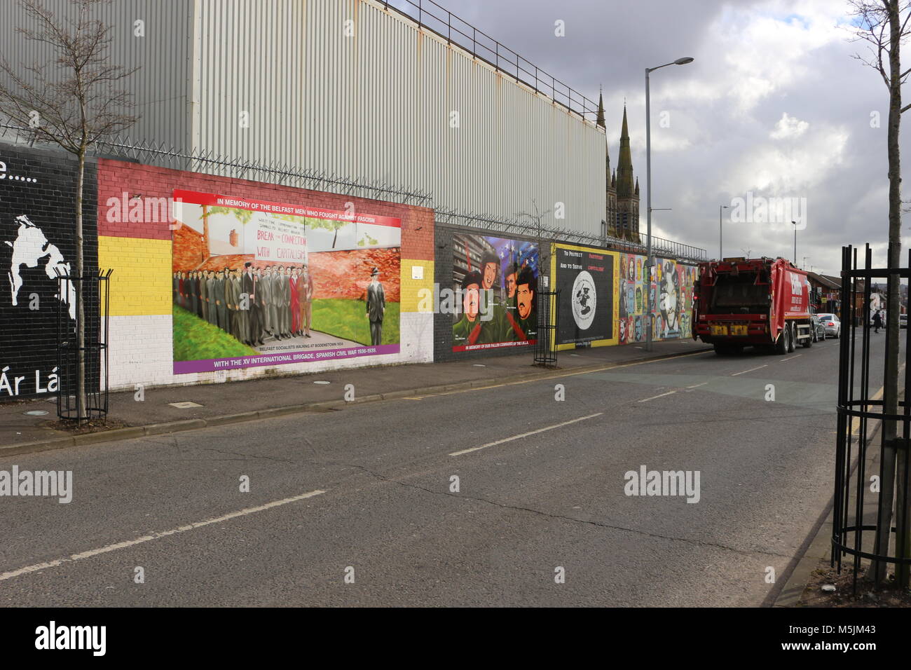 BELFAST, IRLANDA DEL NORD - Febbraio 22 2018: murale politico a Belfast, Irlanda del Nord. Falls Road è famosa per i suoi murales politici. Foto Stock