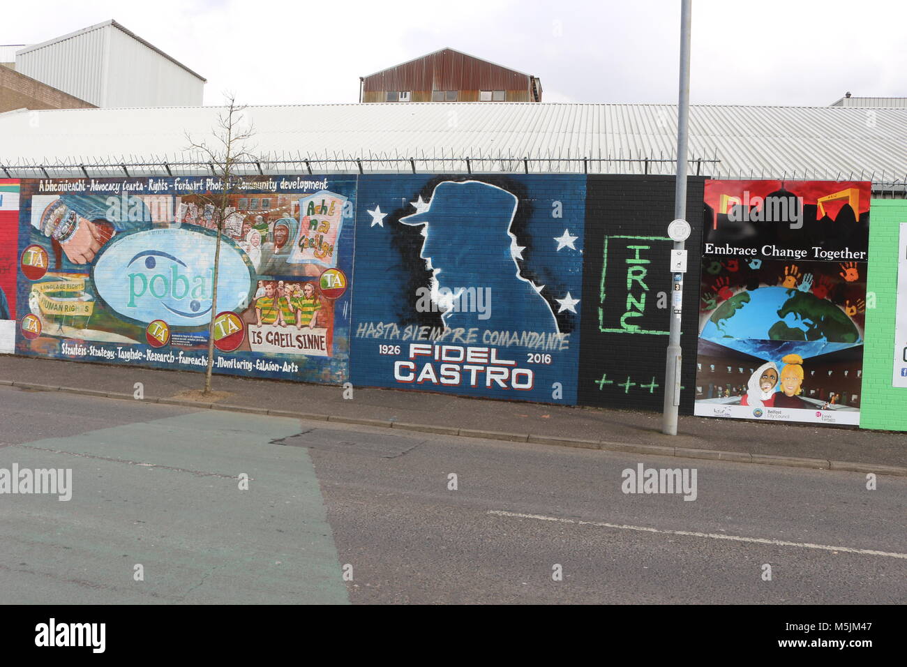 BELFAST, IRLANDA DEL NORD - Febbraio 22 2018: murale politico a Belfast, Irlanda del Nord. Falls Road è famosa per i suoi murales politici. Foto Stock