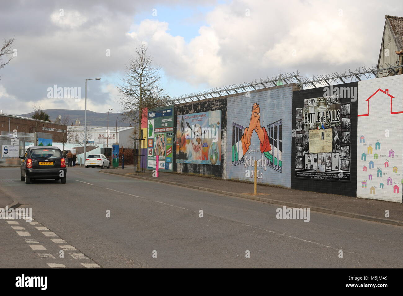 BELFAST, IRLANDA DEL NORD - Febbraio 22 2018: murale politico a Belfast, Irlanda del Nord. Falls Road è famosa per i suoi murales politici. Foto Stock