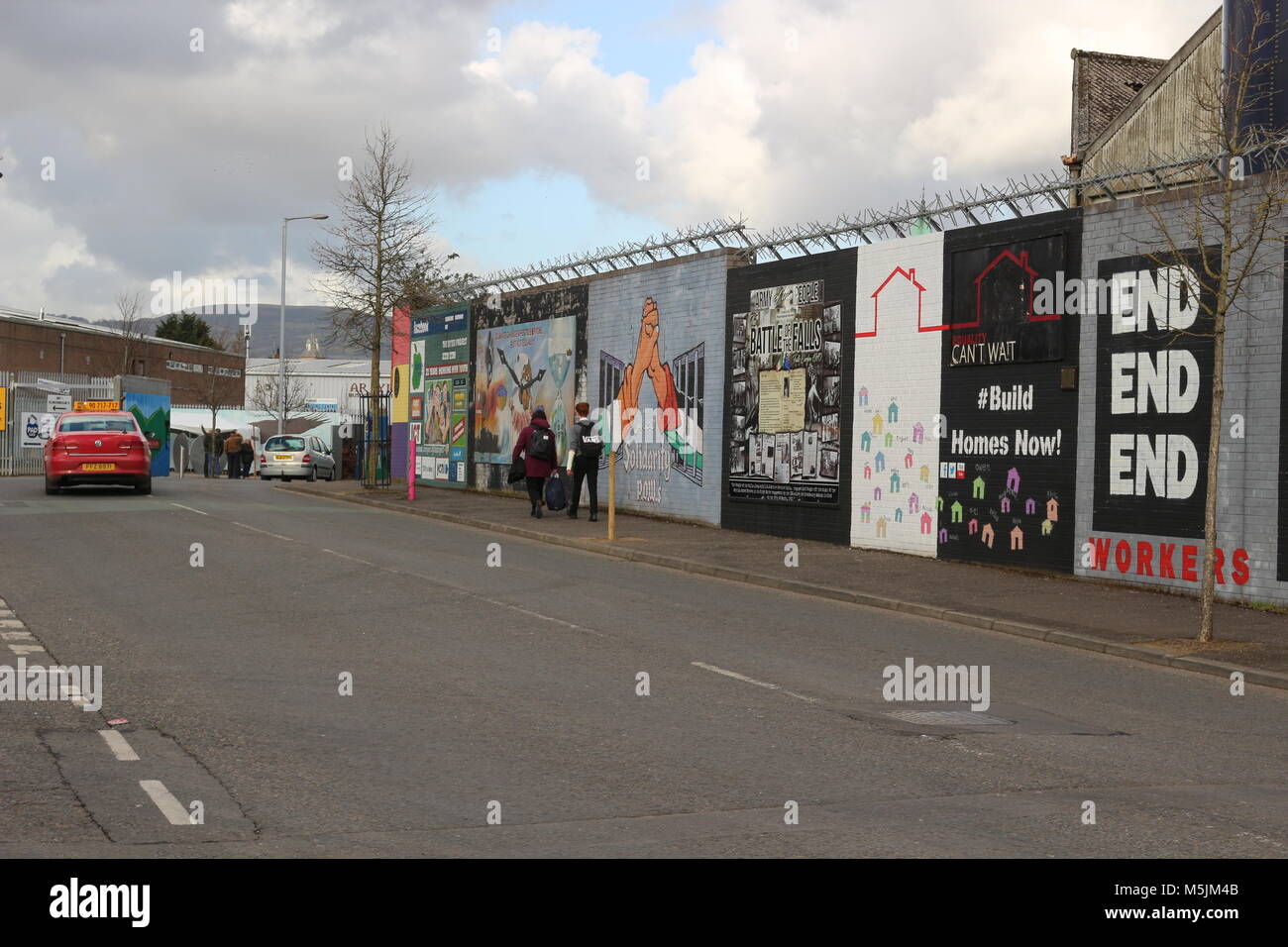 BELFAST, IRLANDA DEL NORD - Febbraio 22 2018: murale politico a Belfast, Irlanda del Nord. Falls Road è famosa per i suoi murales politici. Foto Stock