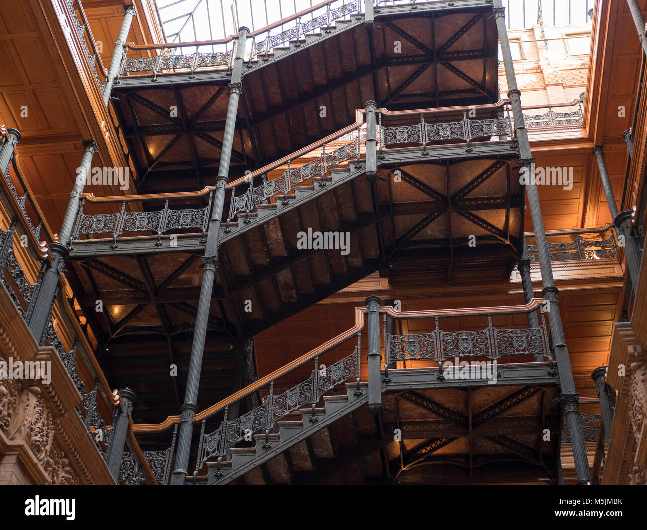 La lobby atrio al Bradbury edificio nel centro di Los Angeles, California. Foto di Francesco Specker Foto Stock