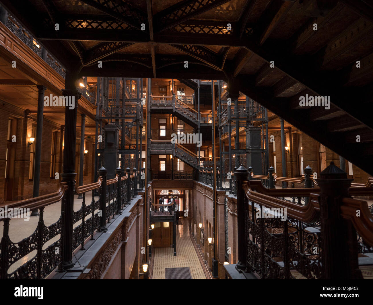 La lobby atrio al Bradbury edificio nel centro di Los Angeles, California. Foto di Francesco Specker Foto Stock