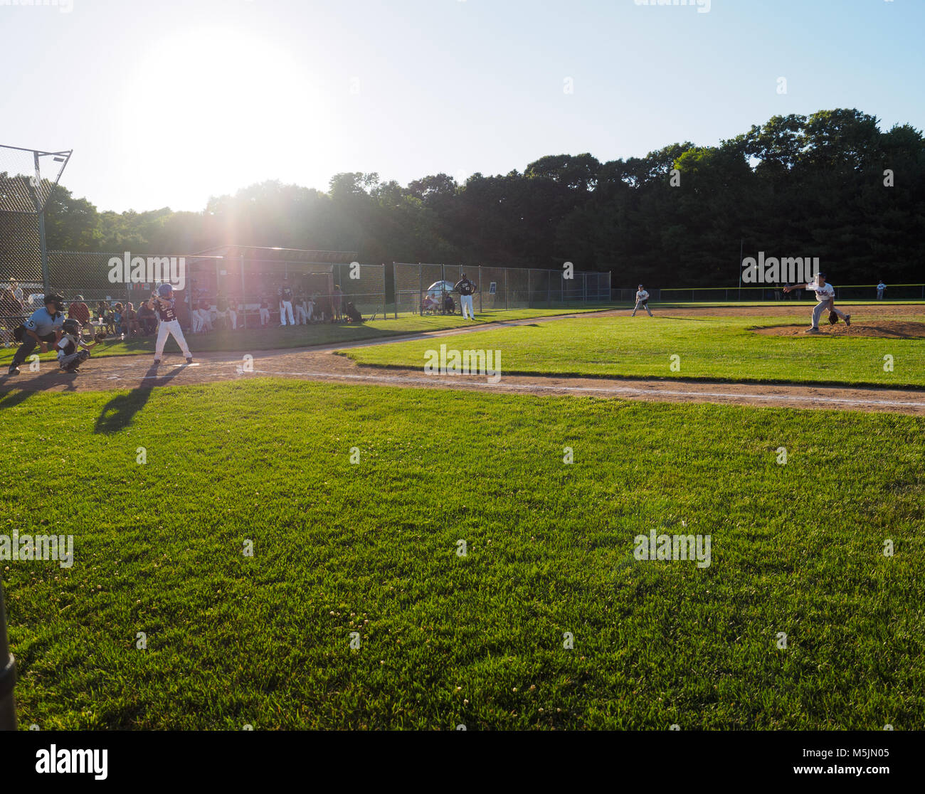 Little League Baseball gioco in corso su un tardo pomeriggio estivo. Foto Stock