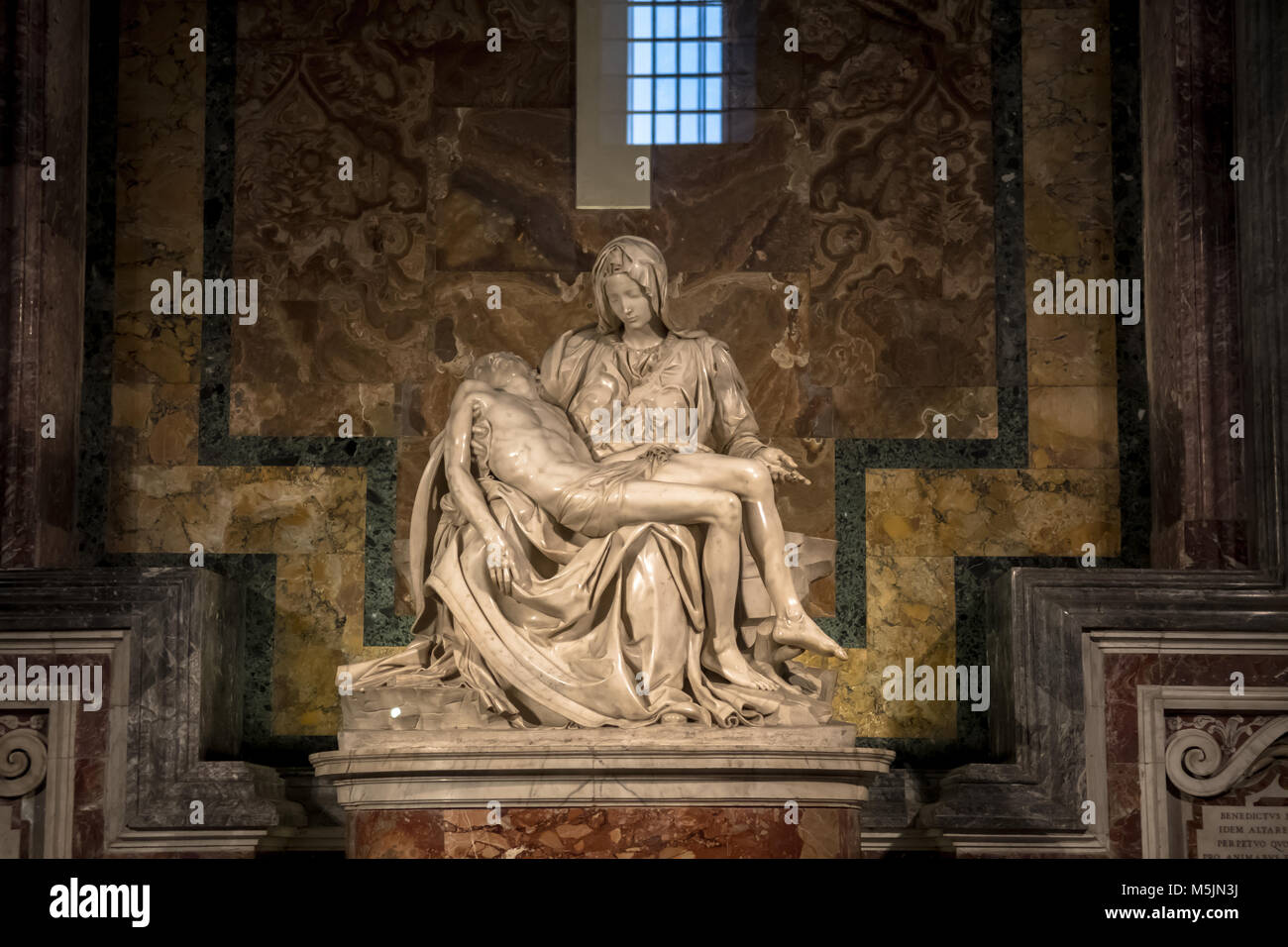 Roma, Italia - 15 febbraio 2018: famosa scultura rinascimentale 'La Pietà  di Michelangelo Buonarroti nella Basilica di San Pietro in Vaticano Foto  stock - Alamy