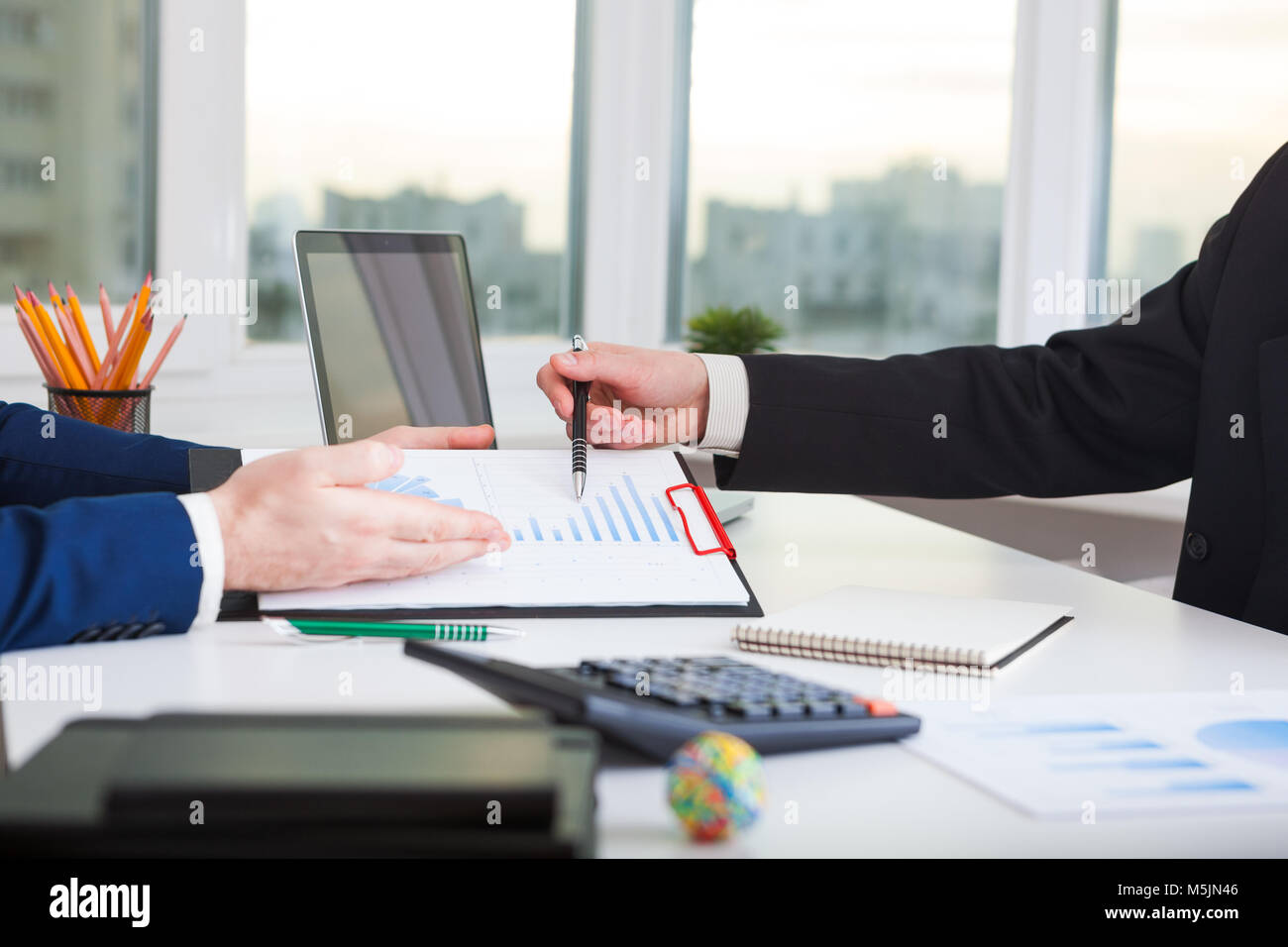 Lavoro di squadra processo. La strategia di marketing di brainstorming. Foto Stock