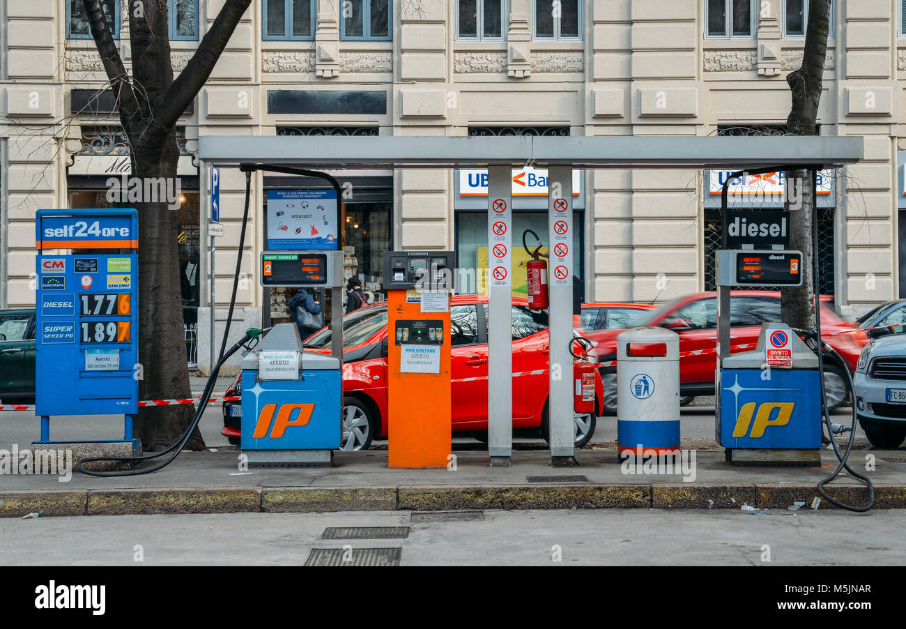 Milano, Italia - Feb 24, 2018: IP self service solo diesel stazione di rifornimento per automobili nel centro di Milano, Italia Foto Stock