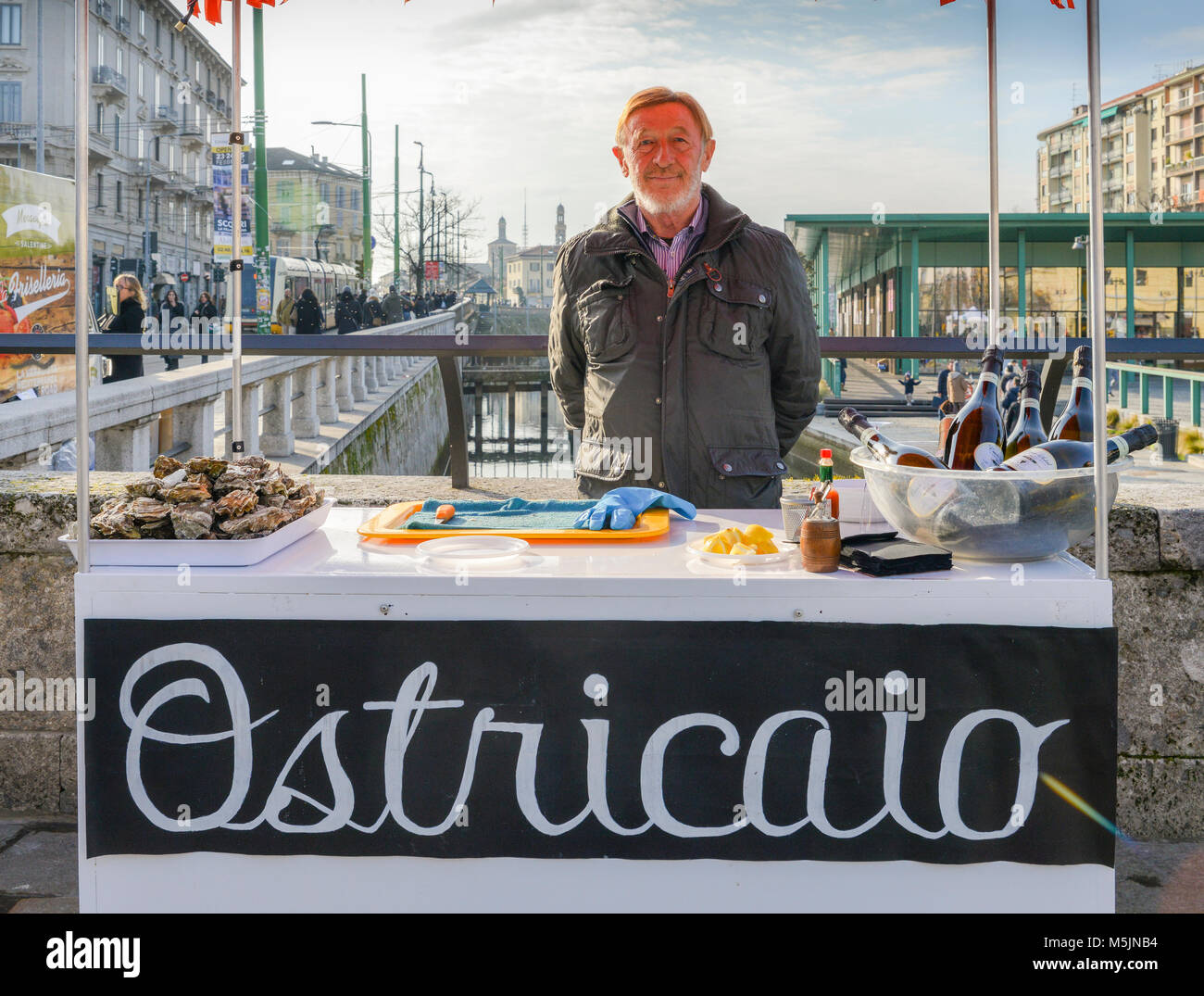 Milano, Italia - Feb 24, 2018: ostriche fresche in vendita nella Darsena quartiere di Milano, Italia. Ostriciao è italiano per le ostriche. Gentile Venditore,50-55 Foto Stock