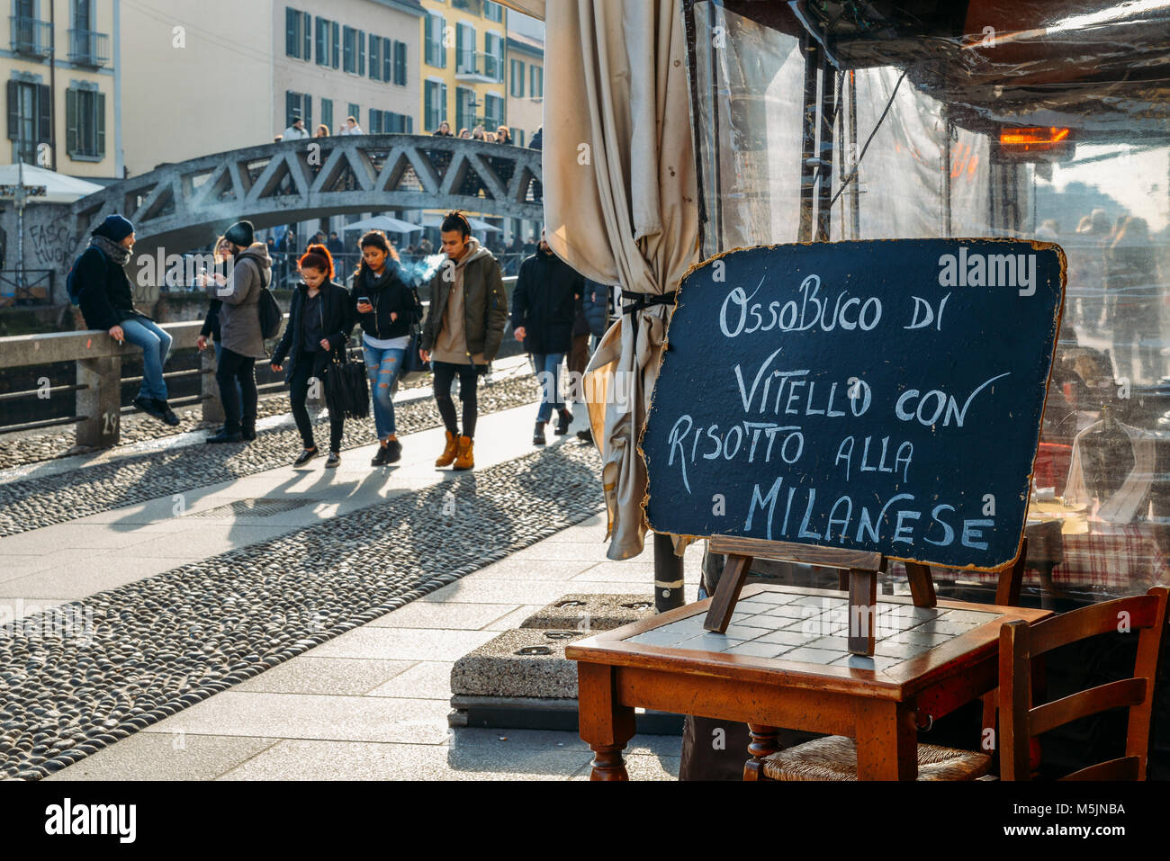 Milano, Italia - Feb 24, 2018: firmare al ristorante pubblicità locale piatto Milanese di midollo osseo e di zafferano giallo riso per risotti sul Naviglio Grande Foto Stock