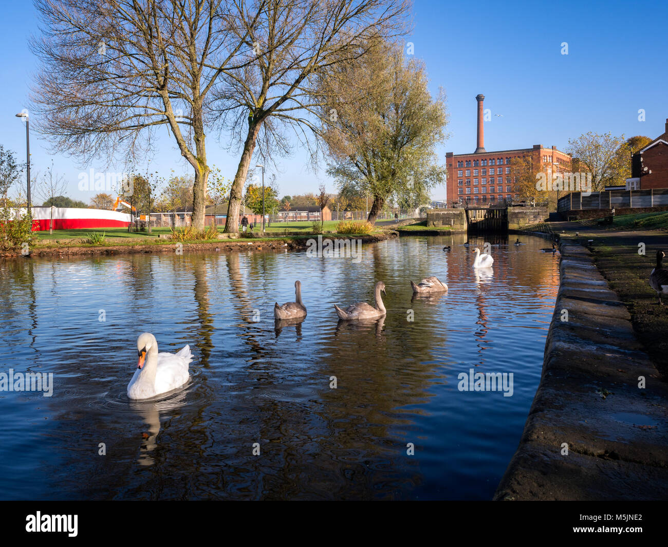 Un inglese antico mulino di cotone lungo il canale di Manchester, Inghilterra. Foto Stock