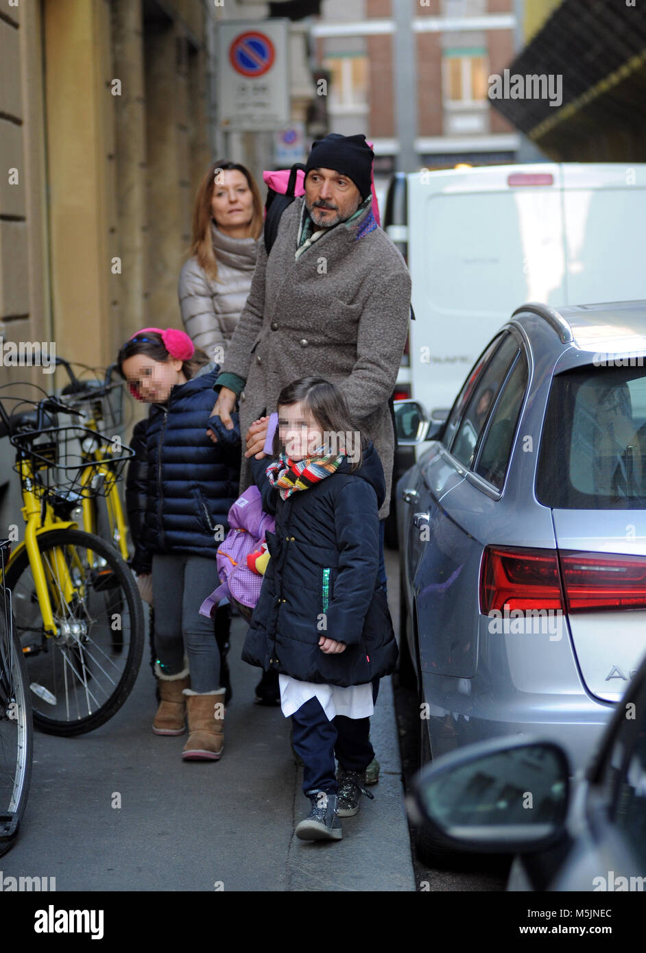 Football Manager Luciano Spalletti trascorre il pomeriggio in centro città  con la famiglia e la moglie per un paio di ore come egli preleva la figlia  e amici dalla scuola con: Luciano