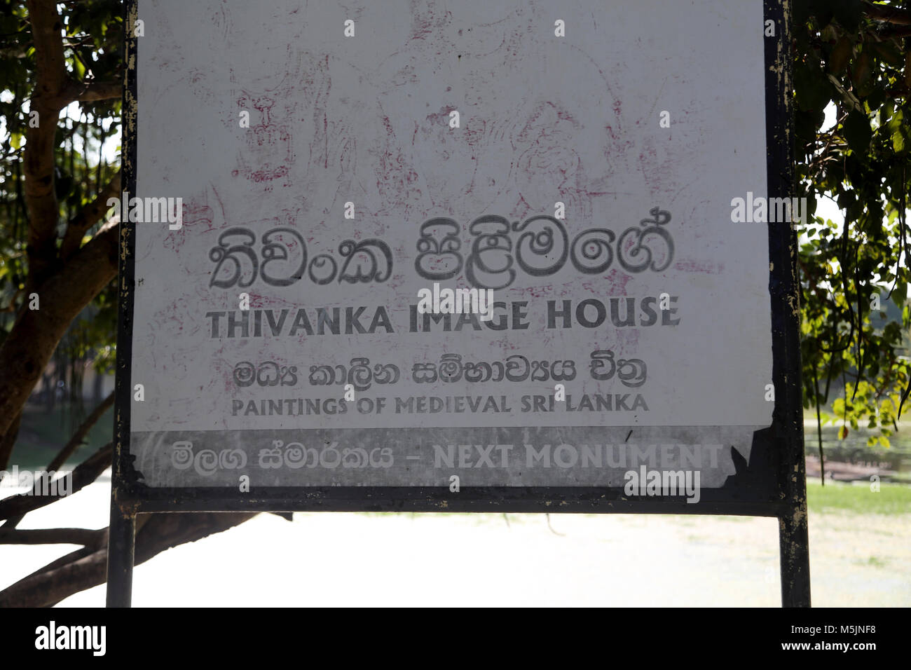 Polonnaruwa Nord provincia centrale dello Sri Lanka Gal Vihara immagine Thivanka Casa cartello bilingue Foto Stock