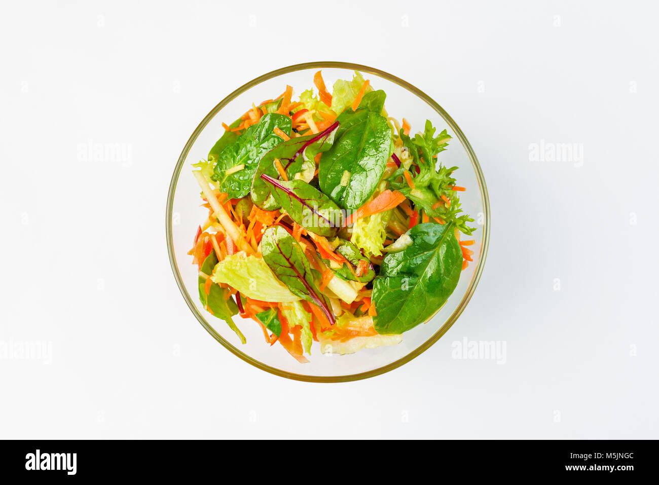 Con insalata di sedano, Apple e i pomodori ciliegia su uno sfondo bianco Foto Stock