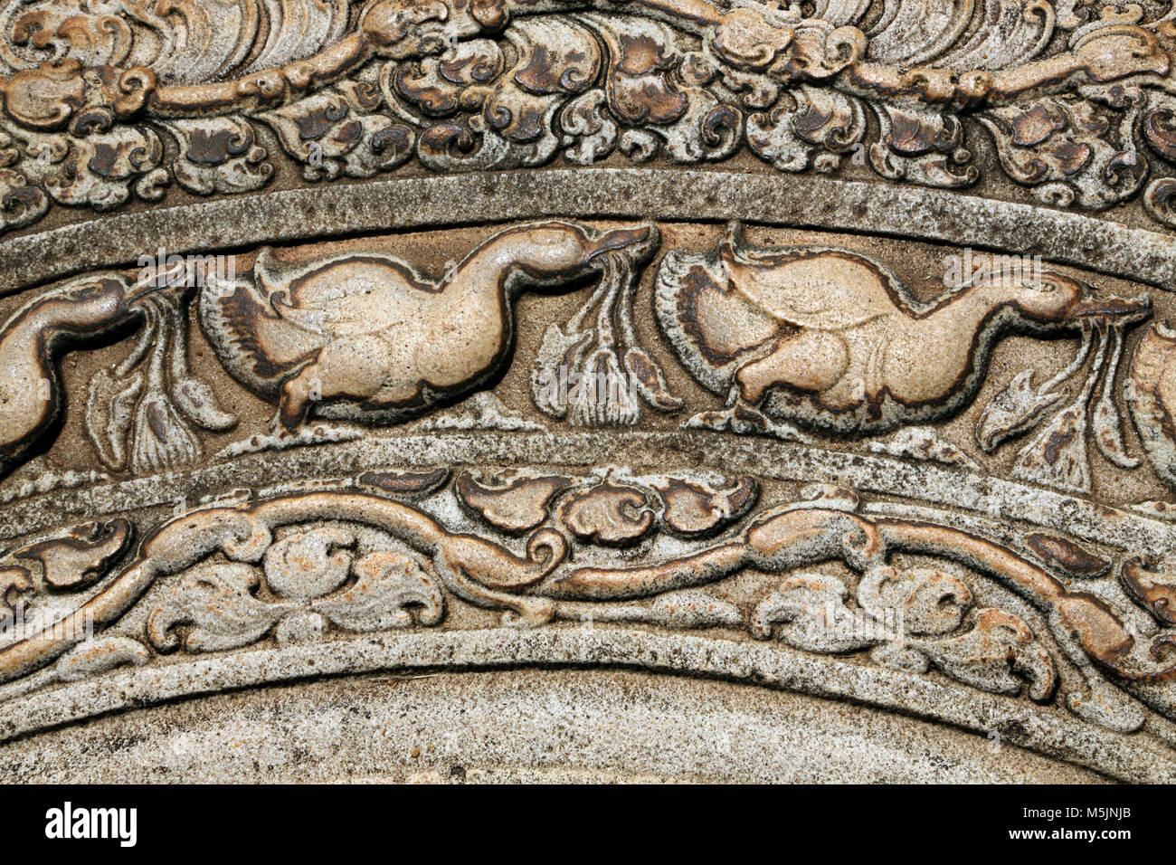 Anuradhapura Nord provincia centrale dello Sri Lanka Monastero Abhayagiri Close Up della Pietra di luna raffiguranti Liyawel e cigni Foto Stock