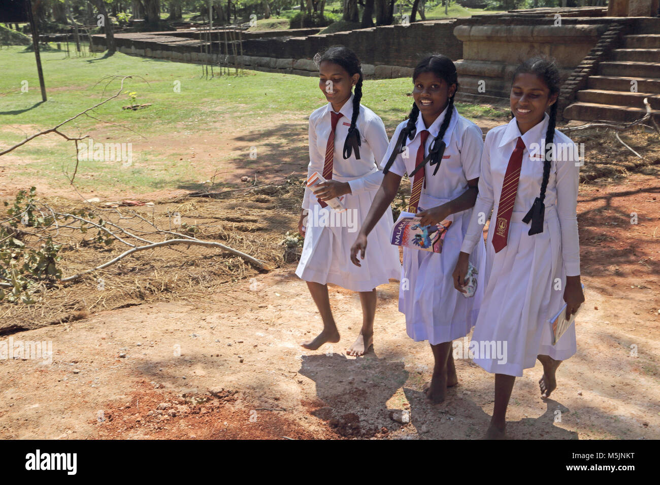 Anuradhapura Nord provincia centrale dello Sri Lanka Monastero Abhayagiri Scuola ragazze su gite scolastiche Foto Stock