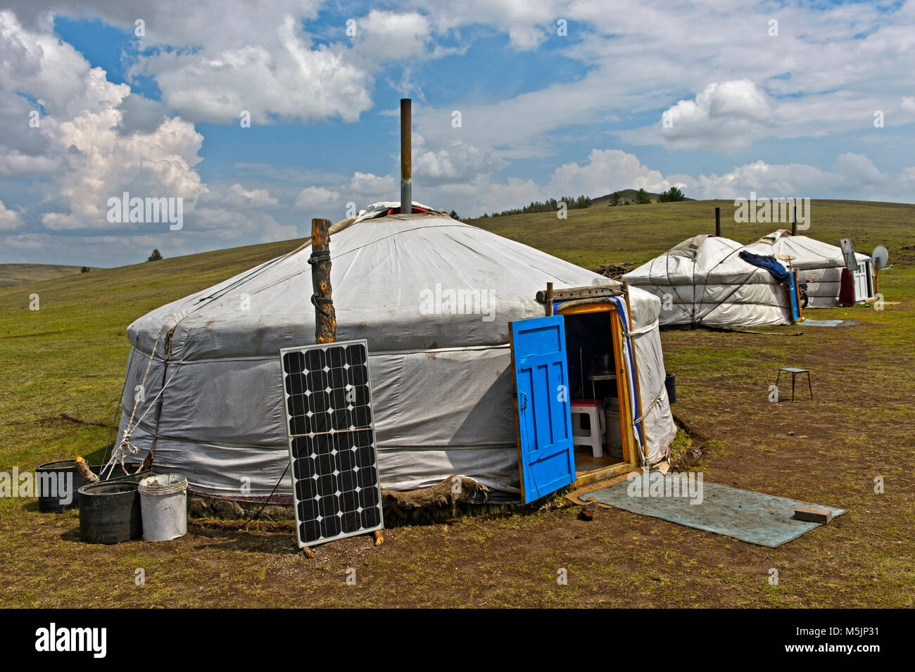 Yurta con celle solari e la parabola satellitare nella steppa,vicino Erdenet,Mongolia Foto Stock