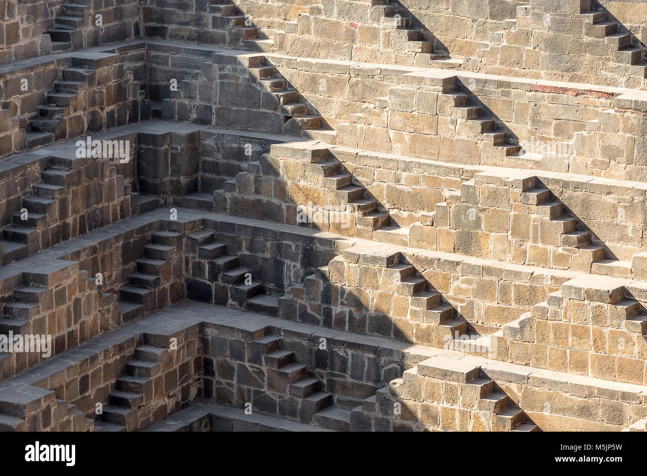 Gradino colossale serbatoio acqua,dettaglio di scale,Abhaneri,Rajasthan,l'India Foto Stock