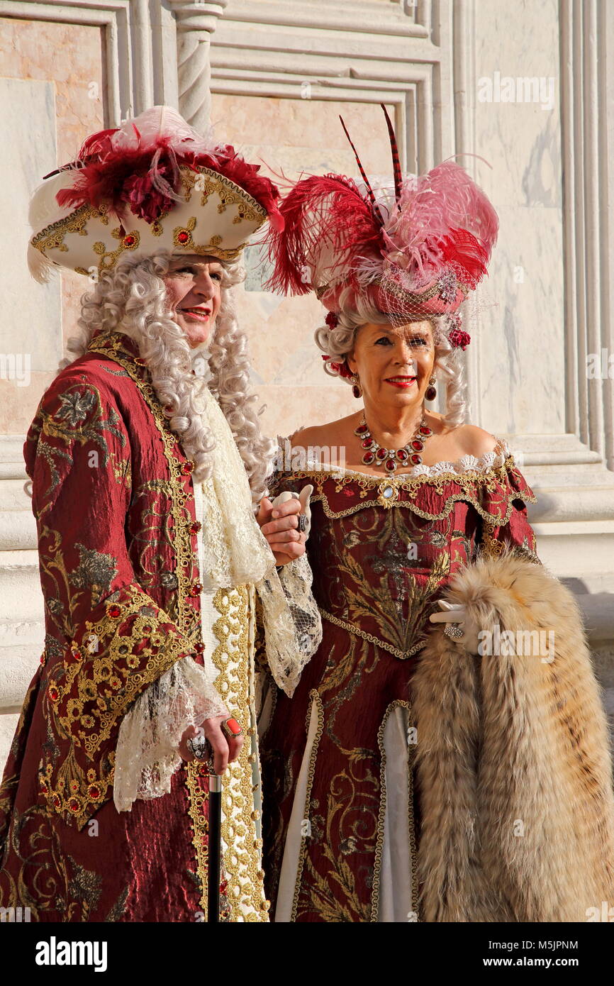 Coppia in costumi storici,barocco,costume di carnevale a Venezia, Italia  Foto stock - Alamy