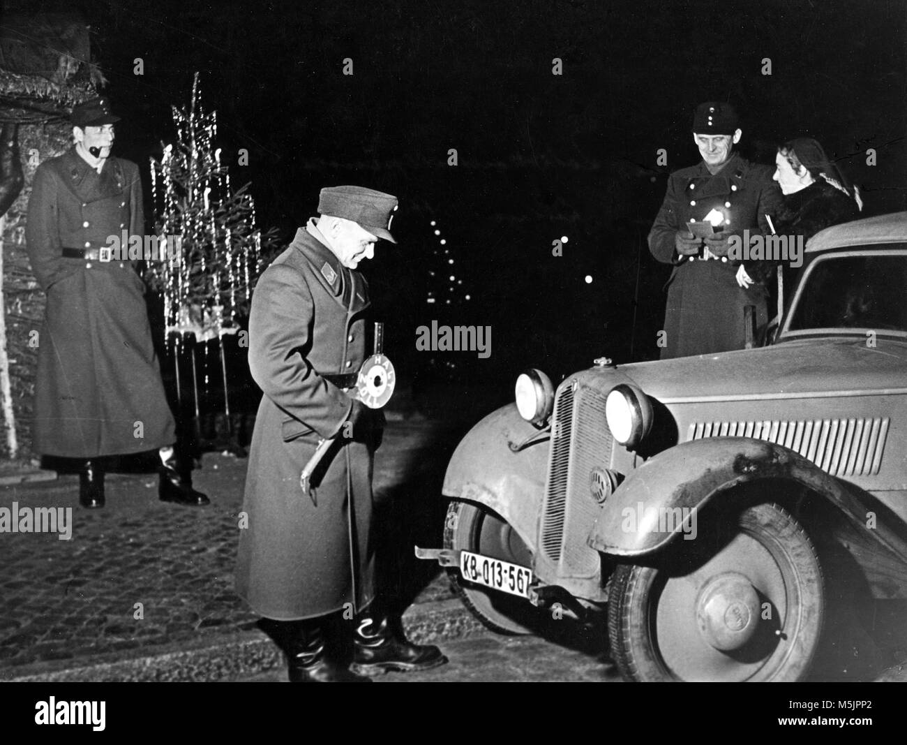 Gli ufficiali di polizia nel corso di un controllo di traffico,1960,Berlino, Germania Foto Stock