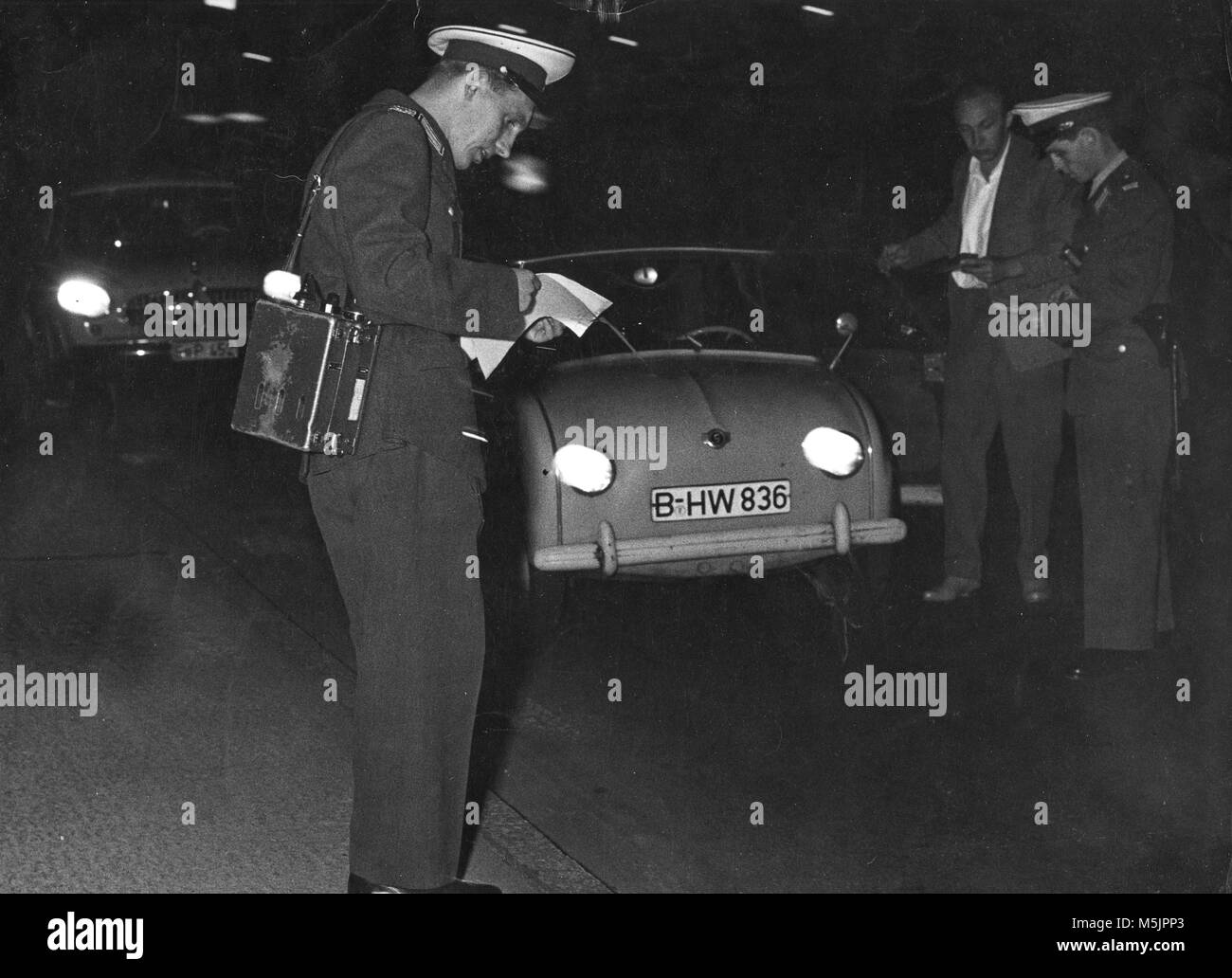 Gli ufficiali di polizia nel corso di un controllo di traffico,1960,Berlino, Germania Foto Stock