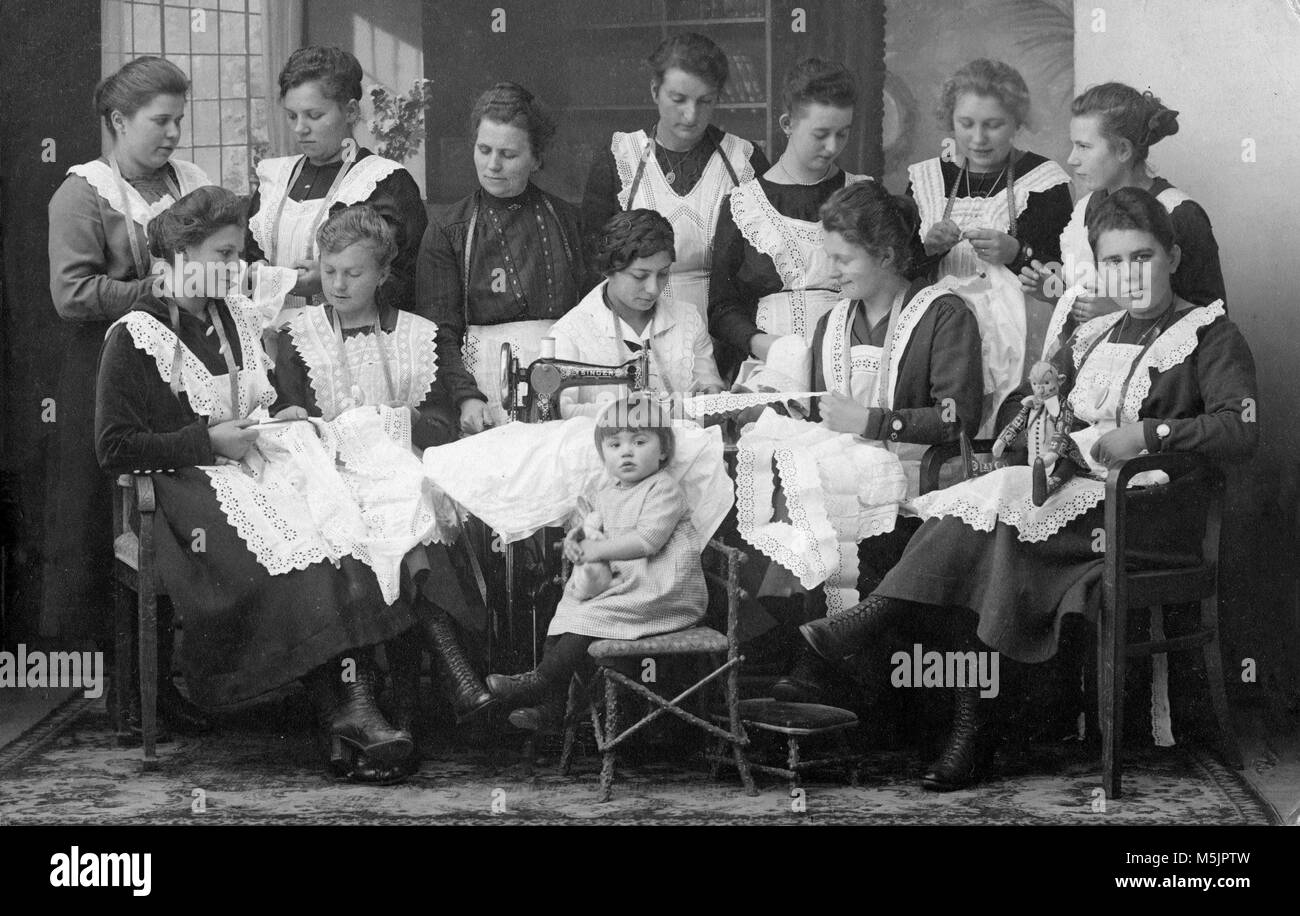 L'apprendistato,la cucitura delle donne con la macchina da cucire,1920s,Germania Foto Stock