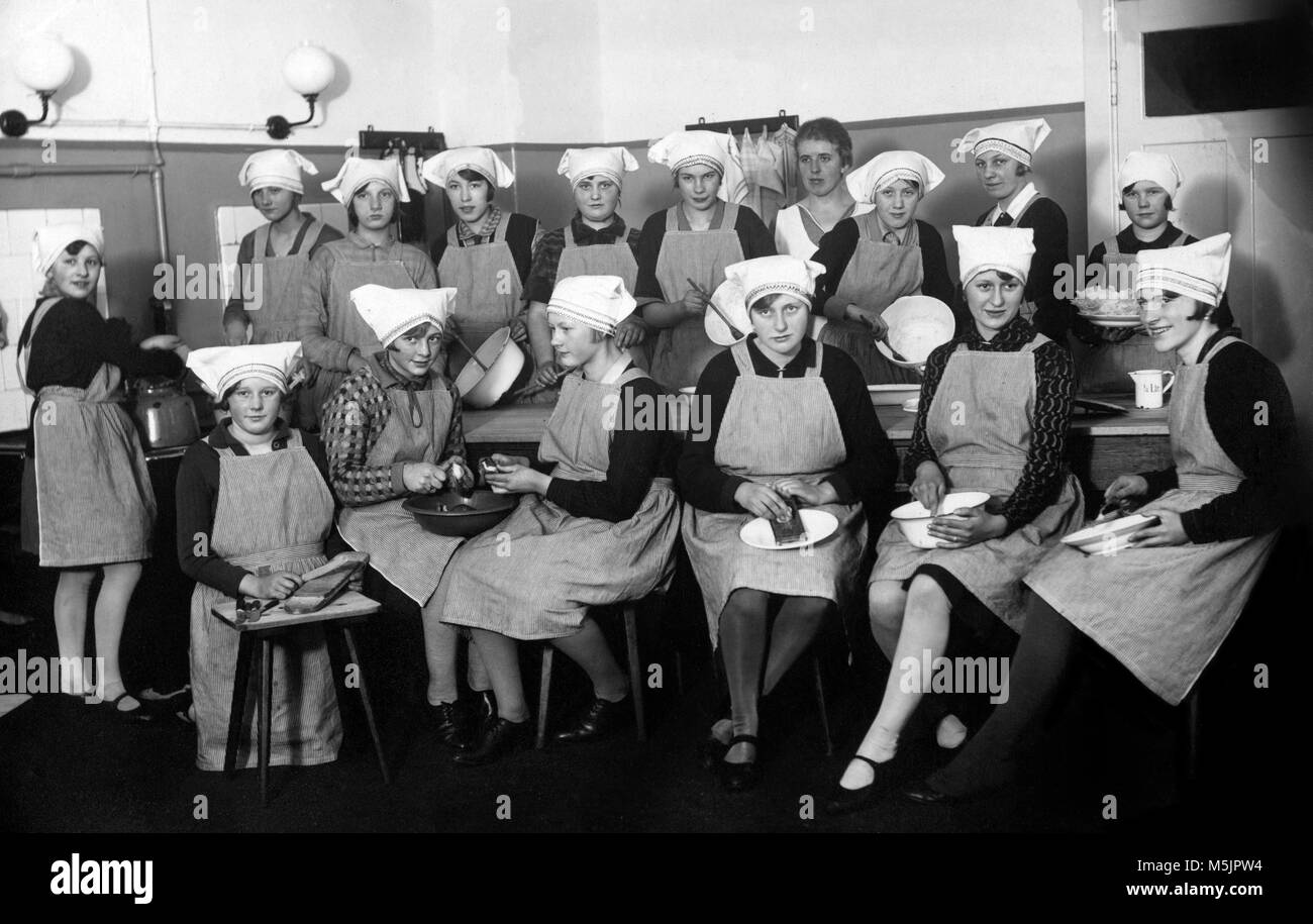 L'istruzione,Home Economia,Scuola di economia domestica,un gruppo di  studentesse,1930,Germania Foto stock - Alamy