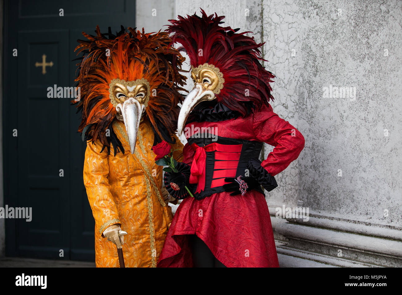 Coppia con maschere di uccelli,costume di carnevale,il Carnevale di  Venezia, Italia Foto stock - Alamy