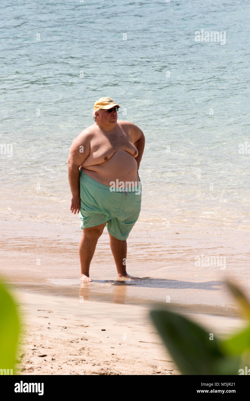 Grossolanamente Uomo sovrappeso sulla spiaggia Foto Stock