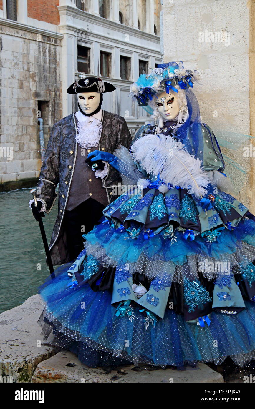 Coppia mascherata con maschere veneziane nella parte anteriore del ponte  dei Sospiri, il Carnevale di Venezia, Italia Foto stock - Alamy