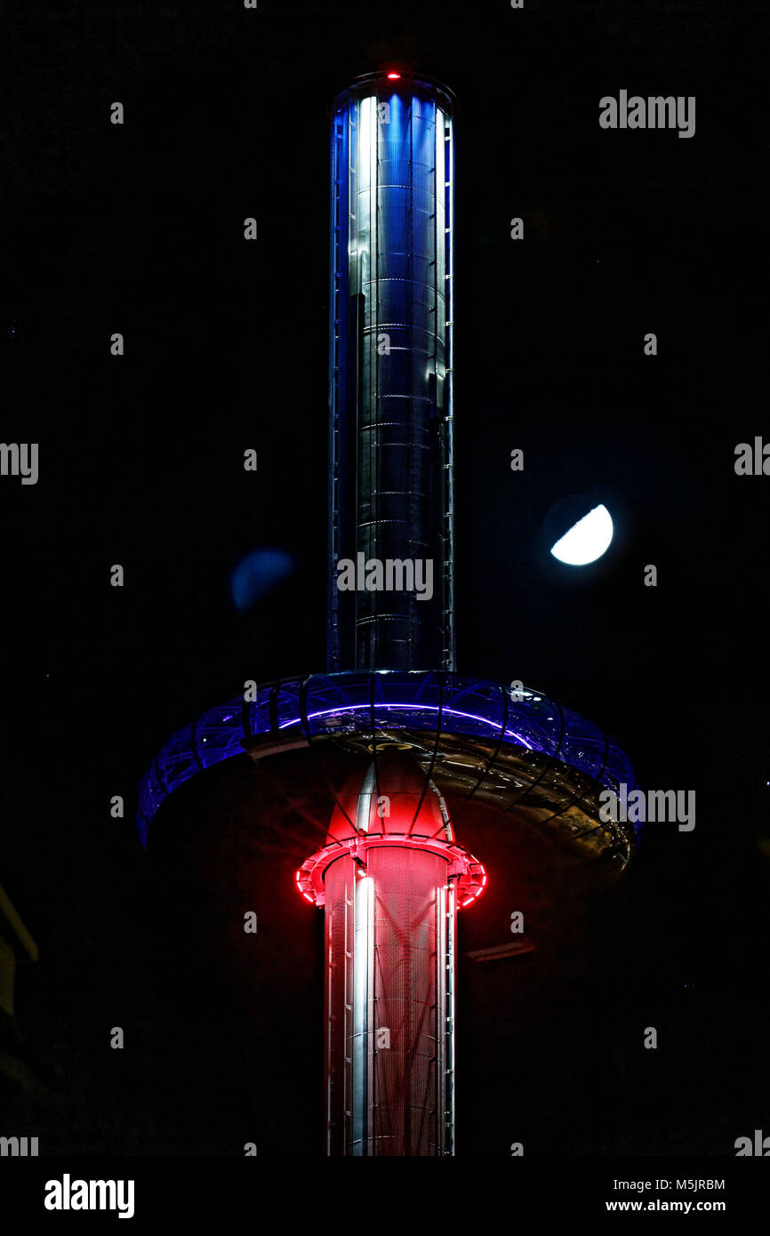 Una mezza luna e le stelle sono visto in un cielo chiaro al di sopra della British Airways i360 in Brighton Foto Stock