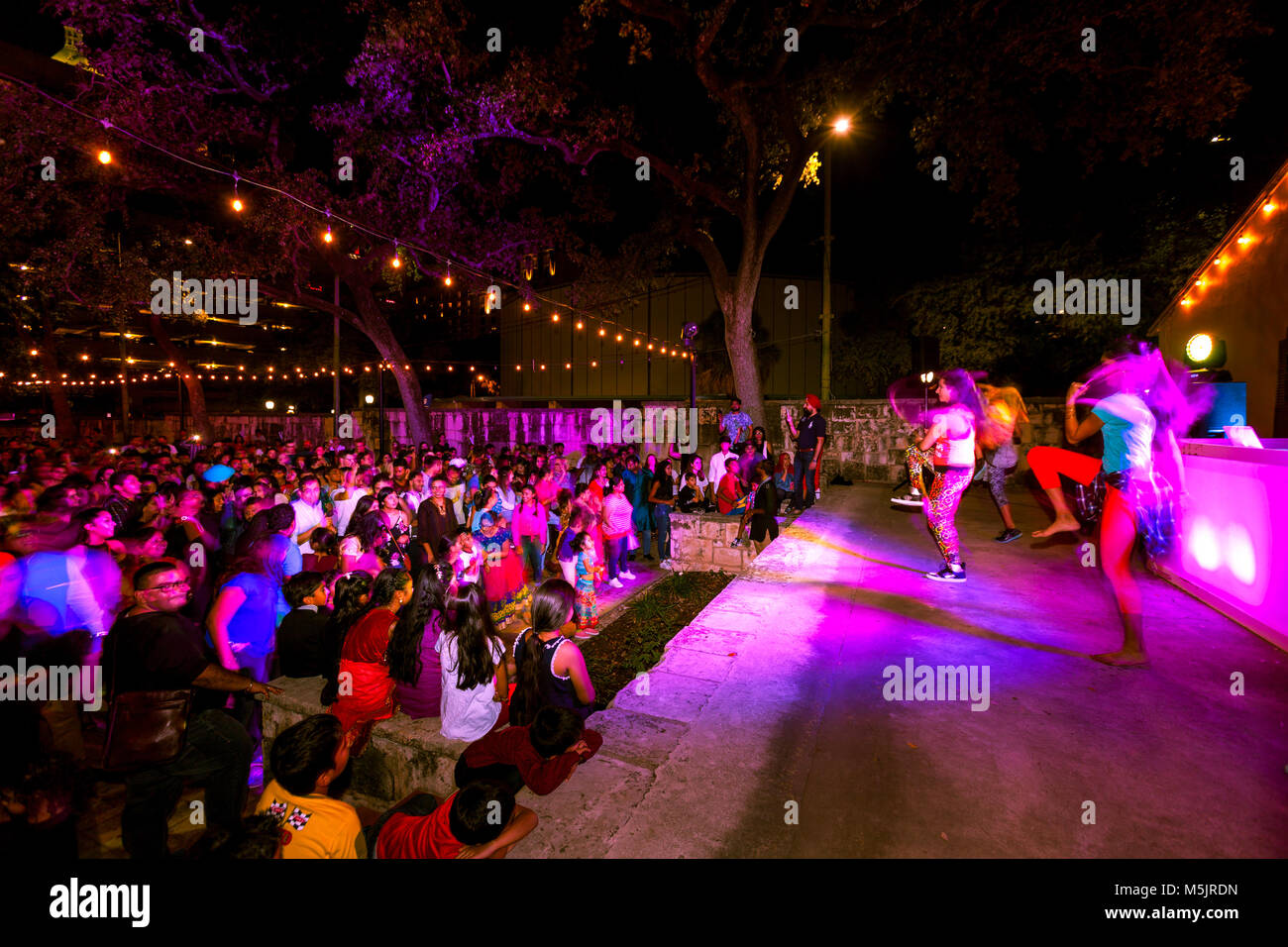 SAN ANTONIO, TEXAS - 4 novembre 2017 - sfocatura del movimento di persone che ballano e cantano a induista Diwali Festival delle Luci, uno dei più popolari festi Foto Stock