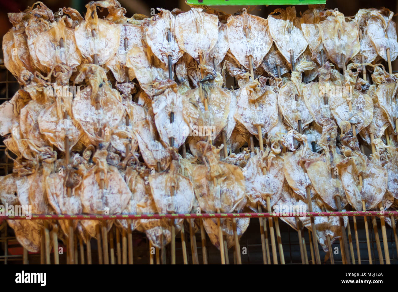 Squid stick secco Night Market street sfondo alimentare Foto Stock