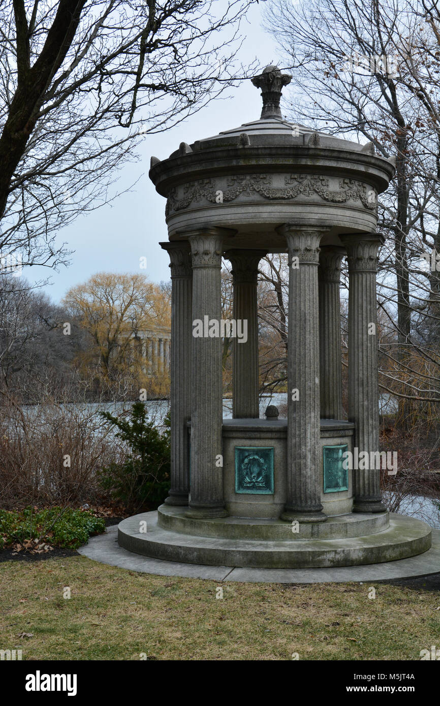 Una cripta circolare presso il centro storico di cimitero di Graceland e Arboretum che trattiene il finale di luoghi di riposo per molti di Chicago's prominenti cittadini. Foto Stock