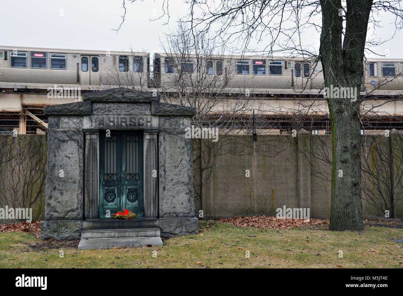 Il CTA elevato treno corre dietro lo storico cimitero di Graceland e Arboretum che detiene molti di Chicago's prominenti cittadini. Foto Stock