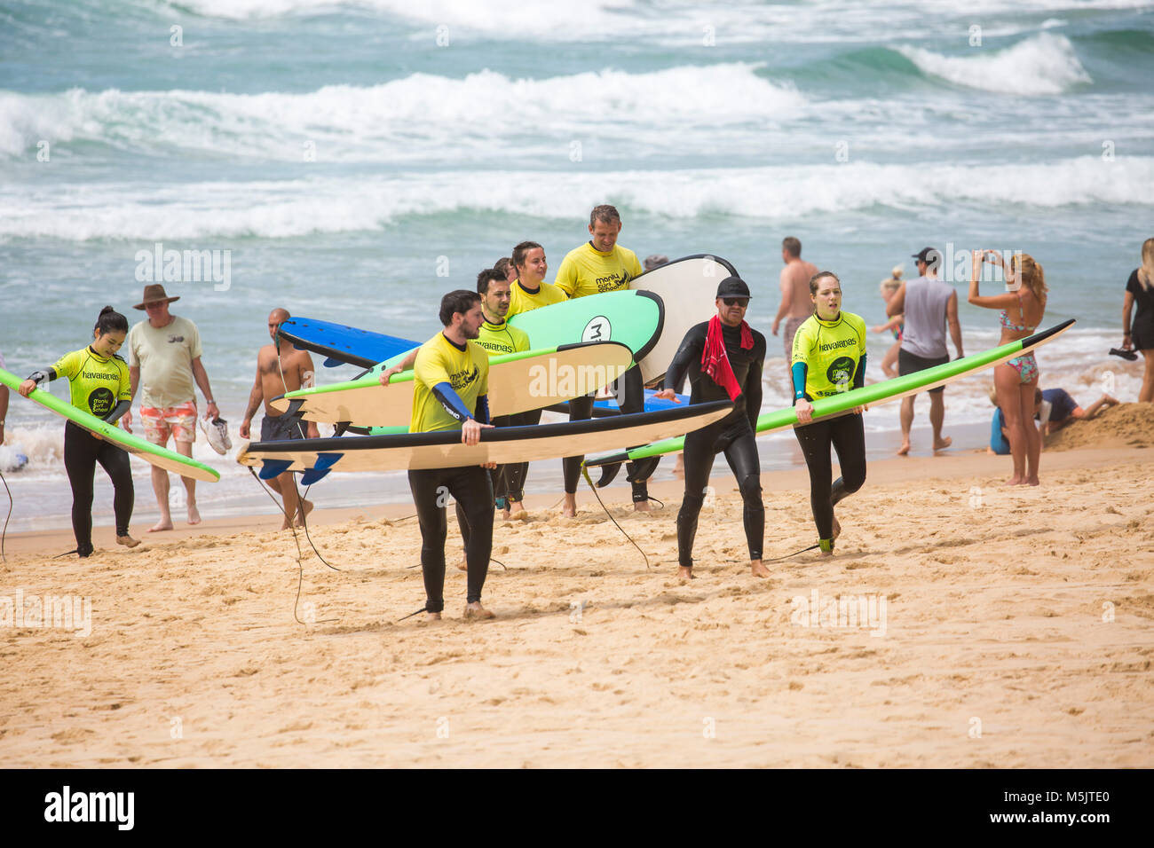 Le persone aventi una lezione di surf sulla spiaggia di Manly con Manly surf school di Sydney, Australia Foto Stock