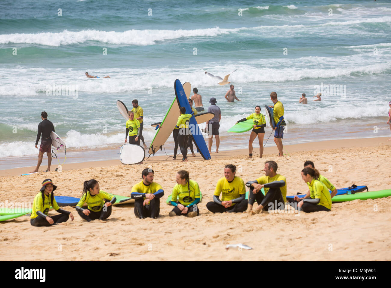 Le persone aventi una lezione di surf con Manly scuola di surf sulla spiaggia di Manly a Sydney, Australia Foto Stock