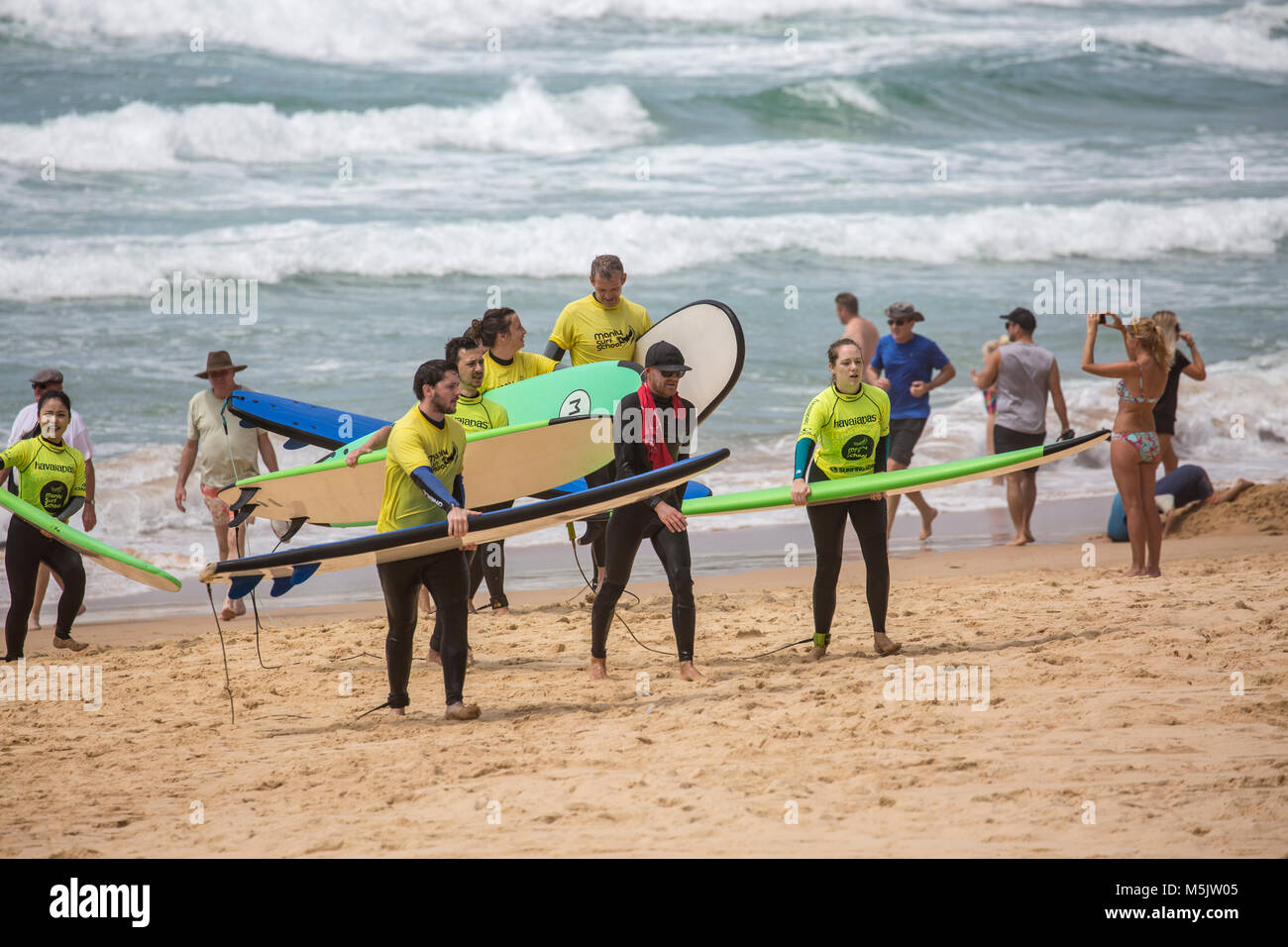 Le persone aventi una lezione di surf con Manly scuola di surf sulla spiaggia di Manly a Sydney, Australia Foto Stock