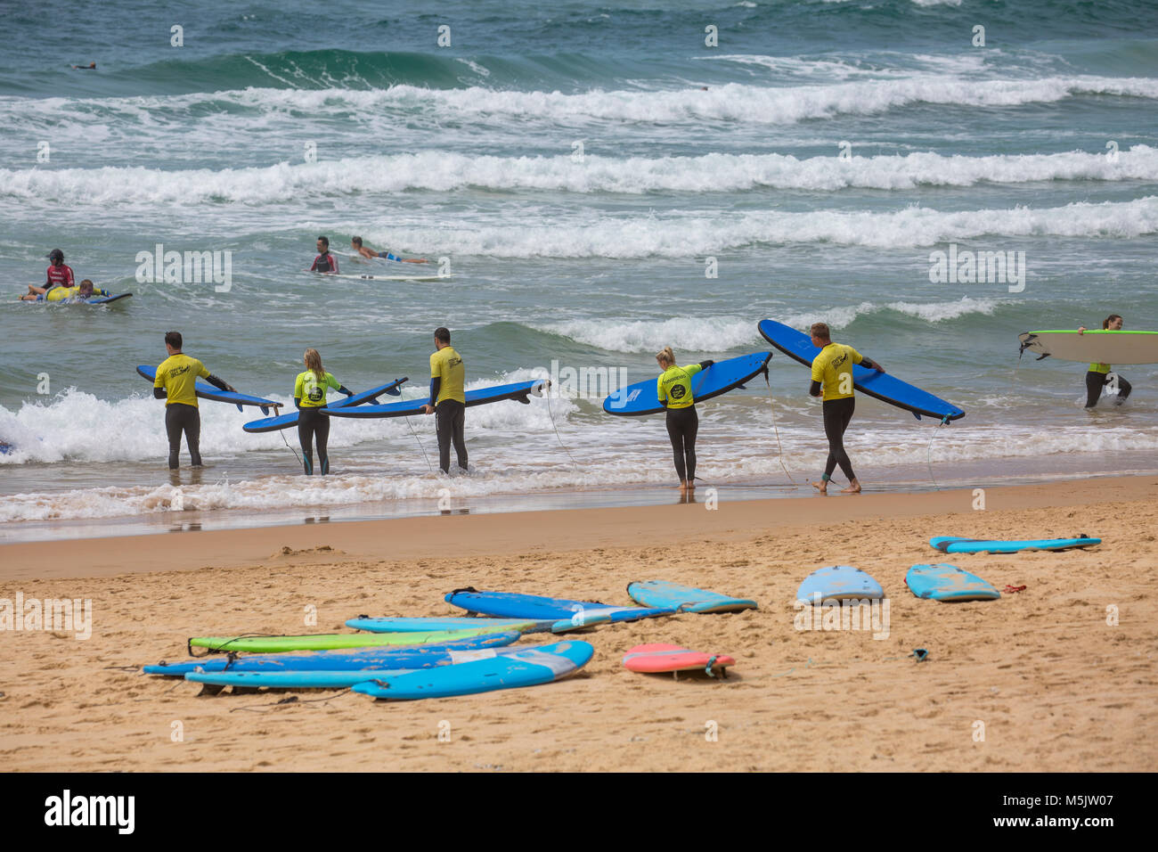 Le persone aventi una lezione di surf con Manly scuola di surf sulla spiaggia di Manly a Sydney, Australia Foto Stock