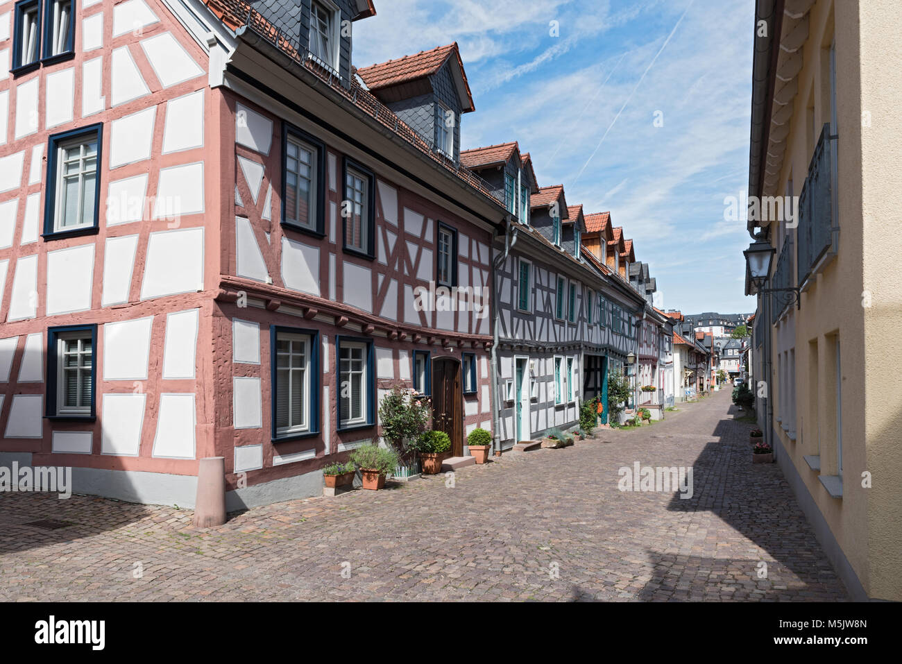 Small Alley con tipiche case a graticcio nella città vecchia di Idstein, Hesse, Germania Foto Stock