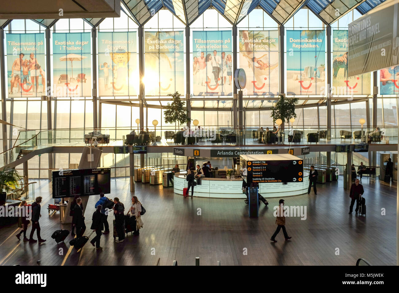 I viaggiatori a Sky City tra il terminale nazionale e internazionale presso l'aeroporto di Arlanda di Stoccolma. Questo è l'aeroporto più trafficato in Svezia. Foto Stock