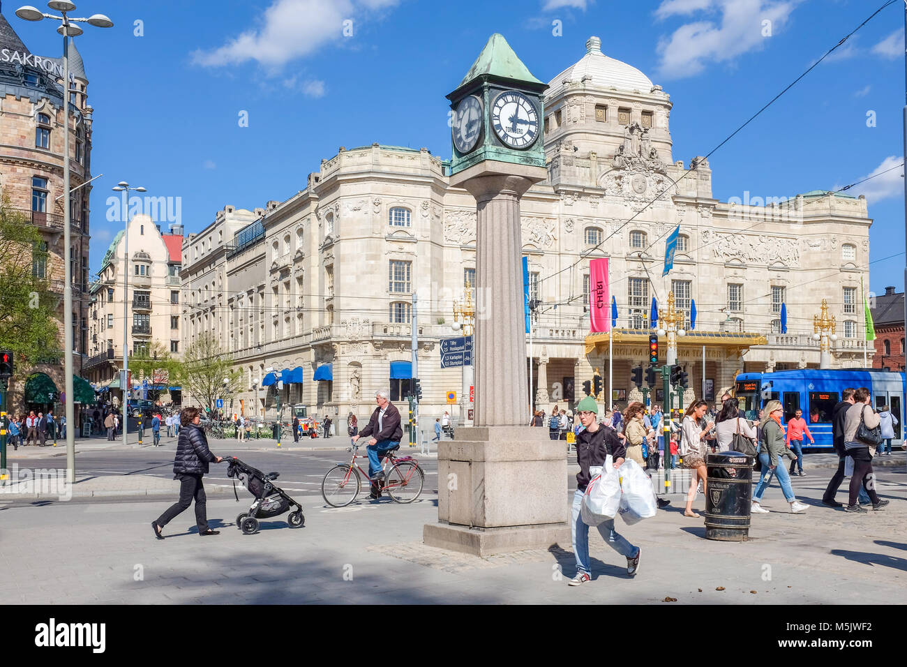 "Dramaten" il teatro drammatico reale a Nybroplan durante la primavera a Stoccolma. Foto Stock