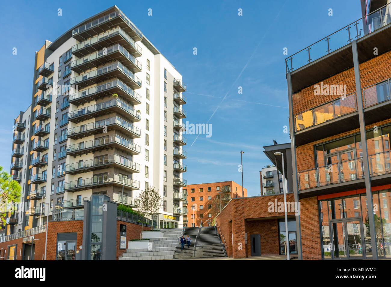 Il nuovo sviluppo di appartamenti di lusso nel centenario Quay Woolston, Southampton durante l'estate 2017, REGNO UNITO Foto Stock